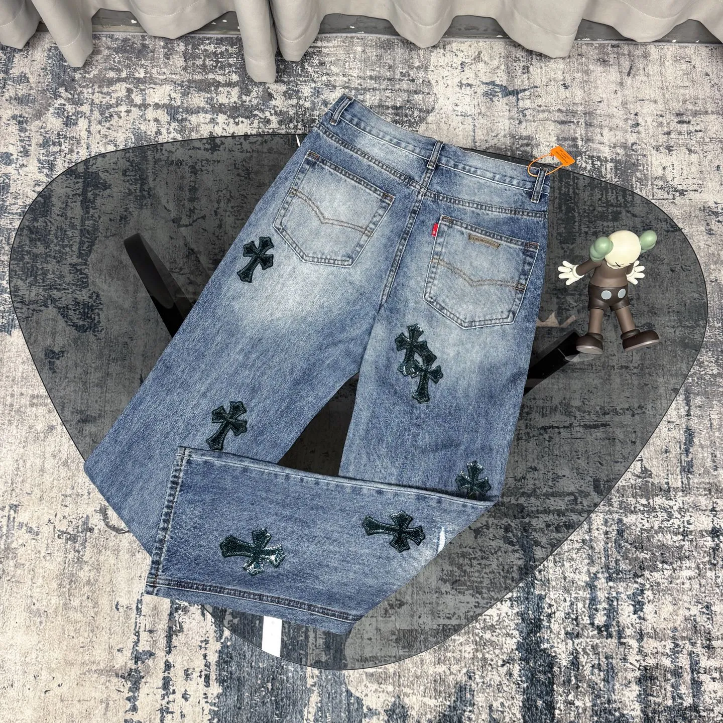 P280 Chromehearts washed blue ripped starry sky leather jeans adopt starry sky theme leather elements, mostly presented in the shape of a cross, with glitter on the leather surface. Unique design, simple and elegant details, exquisite workmanship, the entire trousers are neatly routed, and the details are in place! Ceiling-level jeans, a pair that is hard to find at the counter. About Zangyin, this is an extremely luxurious fashion brand that can also be called the aristocrat of the high street. It has always been an exclusive brand for some hipsters or the rich second generation. It is more luxurious and noble than ordinary high streets. It is more fashionable and individual than luxury brands. Top heavy industry fashion design has always been created in high street luxury style. Speaking of this style, Zangyin family and GU family are definitely the leading representative brands, especially the Zangyin family's creation of high street style. It has really achieved a state-of-the-art effect. The color system of this model is made of unique washed materials. It is already quite eye-catching. It is decorated with pink patchwork cross flowers, which cleverly highlights the charm of the brand. Secondly, this model adopts a classic high-waist cutting design, which highlights the long legs and fashionable temperament of the upper body. The brand is highly recognizable and the slim-fitting configuration is more suitable for daily wear. Personality, fashion, and specification interpretation are all at a glance. Needless to say, materials and craftsmanship. As an excellent craftsman brand, Zangyin’s requirements for details and craftsmanship are really perfect. The washed color of this model has gone through a lot of processes, not to mention the embellishment of the denim appliqués. It is also purely hand-made and sewn. Just like what they believe in, only hand-made things have soul and have the meaning of wearing. A top-notch heavy-duty fashionable denim item. Recommended by both hands. Size: 28/30/32/34/36 Waist: 73/78/83/88/93 Knee: 52/53.5/55/56.5/58 Pants length: 100/102/104/106/108
